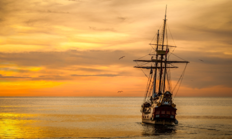 Zeilschip bij ondergaande zon